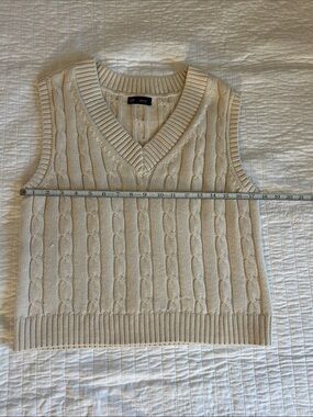 GAP Women’s Cable Knit V-Neck Sweater Vest - Natural. Size M